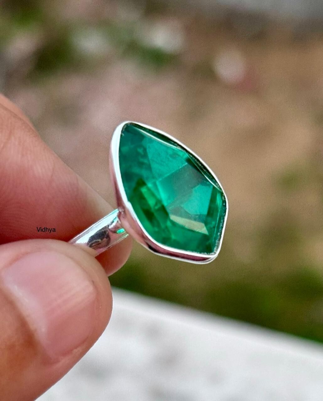 Natural emerald faceted stealing silver ring