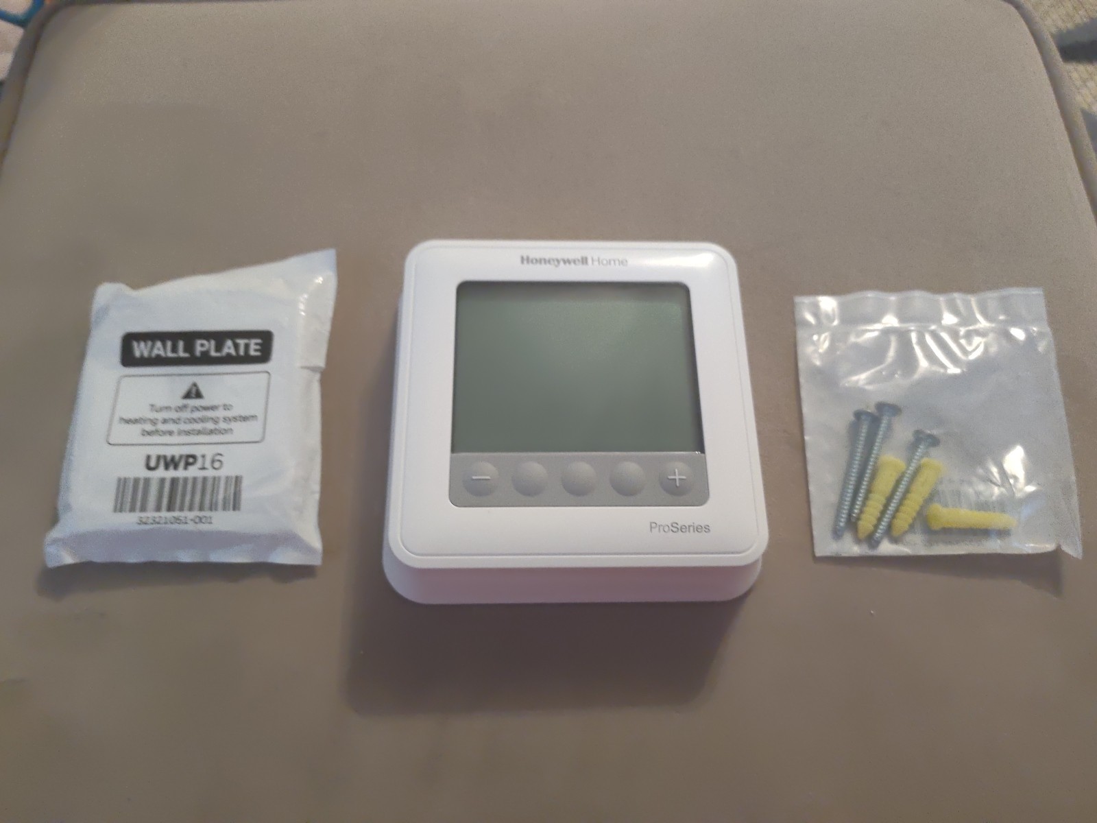 Honeywell Home TH6320U2008 Programmable Thermostat TESTED W/ Wall Plate & Screws