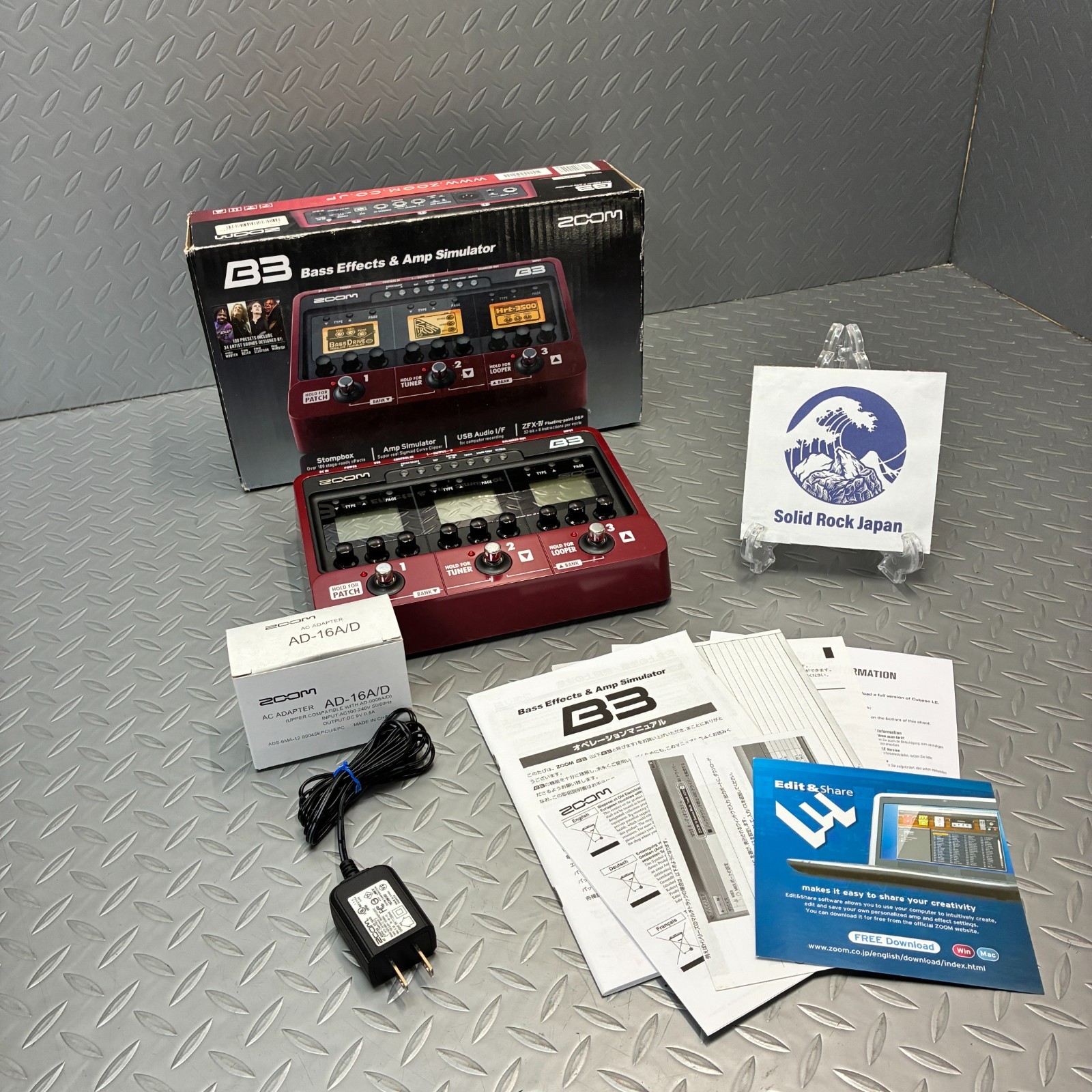 Zoom B3 Bass Effects pedal and Amp Simulator fast ship with box and adapter