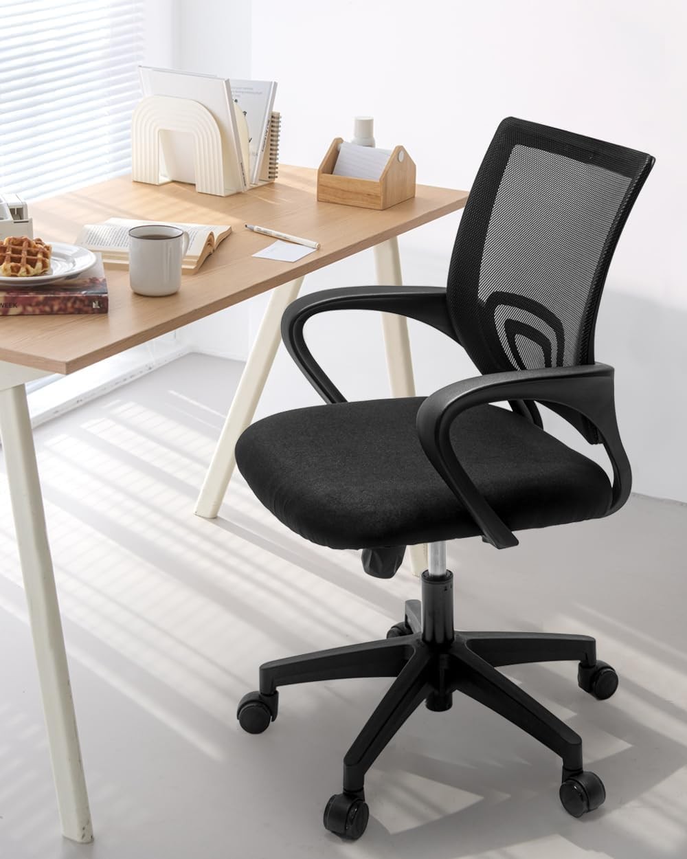 Silla escritorio ergonómica, respaldo medio malla y soporte lumbar