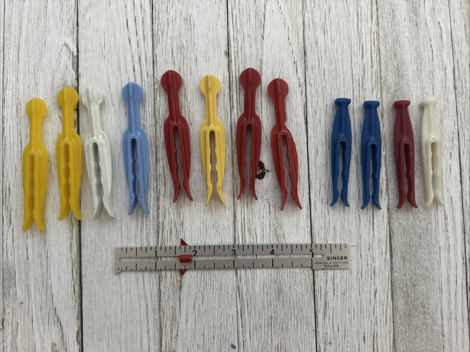 LOT OF VINTAGE PLASTIC CLOTHES PINS, CRAFTS, YELLOW, WHITE, BLUE, RED
