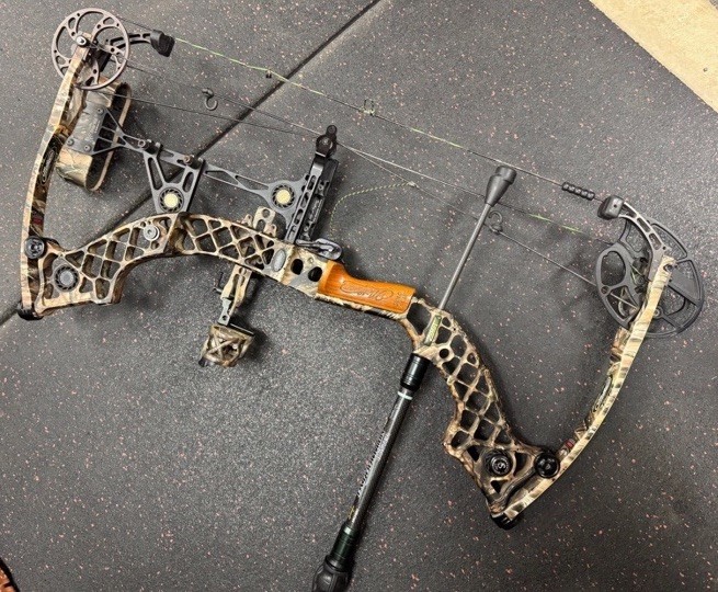 Mathews ZXT Compound Bow RH 29in Draw. Limbs Loaded. Hunt Ready! Arrows Included