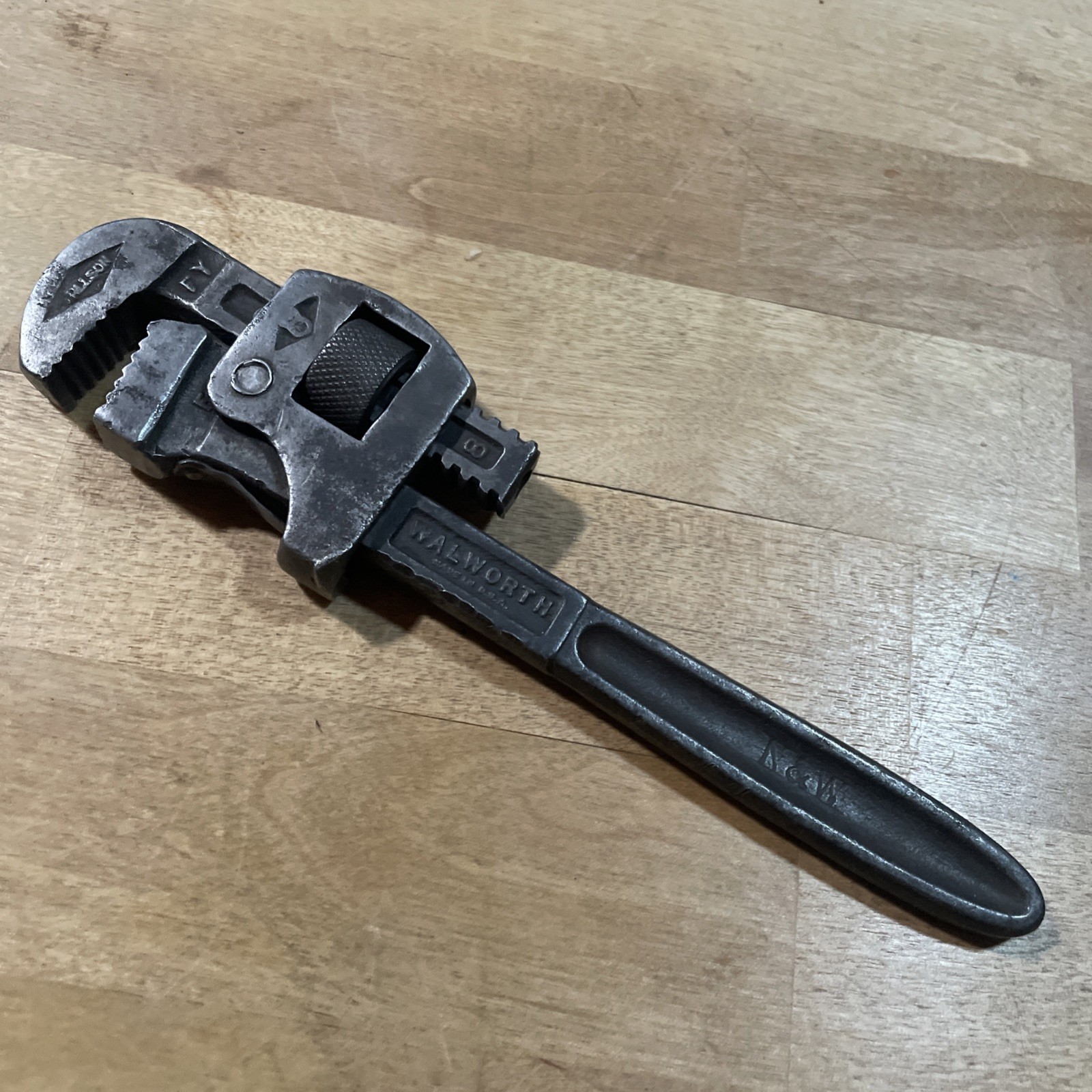 (L) VINTAGE STILLSON PIPE WRENCH NO. 8 WALWORTH MFG CO - VGC - USA
