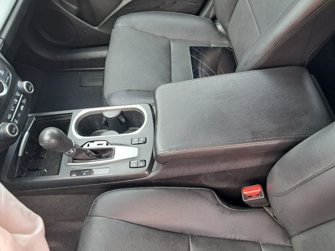 RDX       2017 Glove Box 4738630