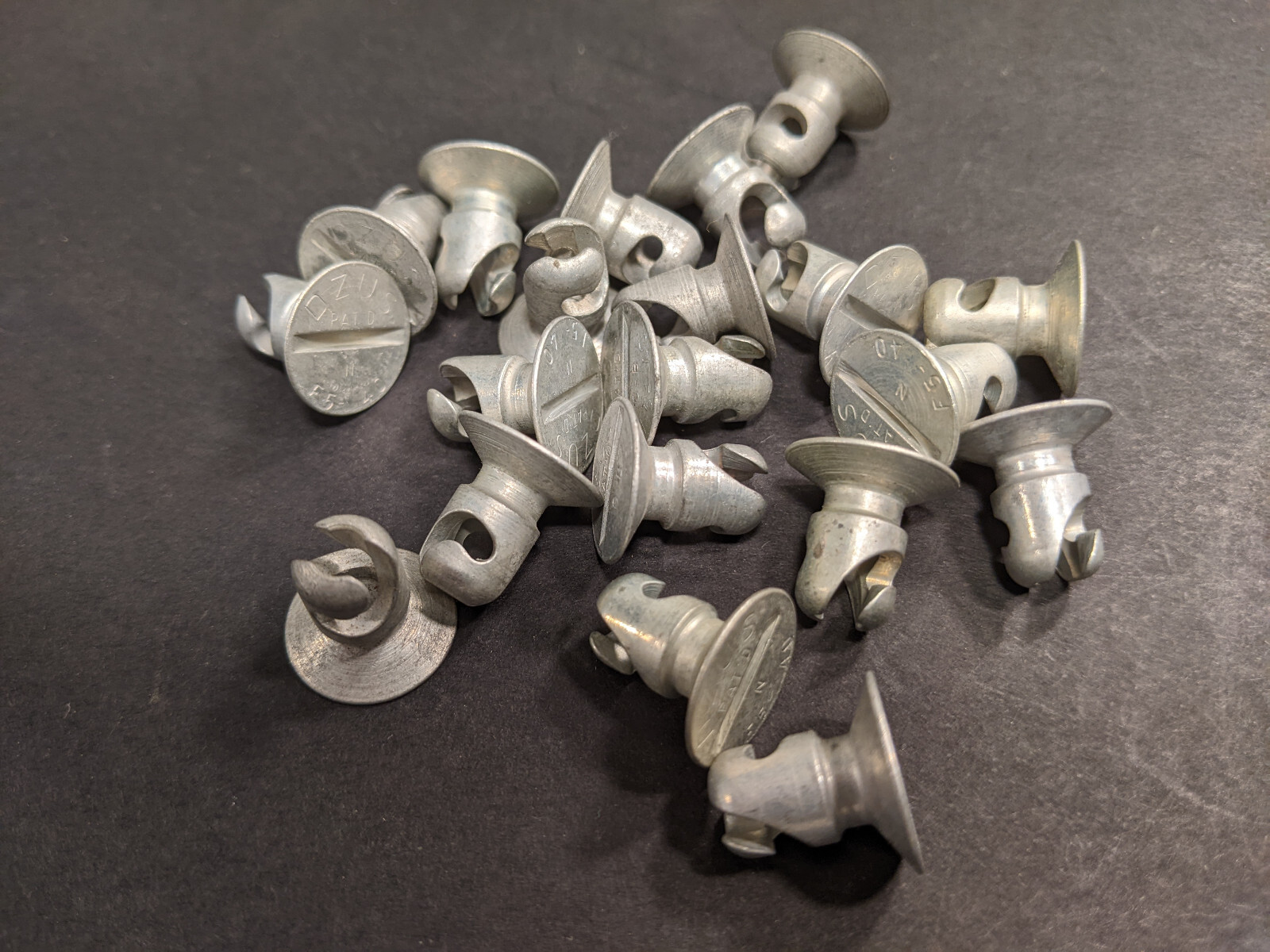 10) Dzus Fastener F5-40 button