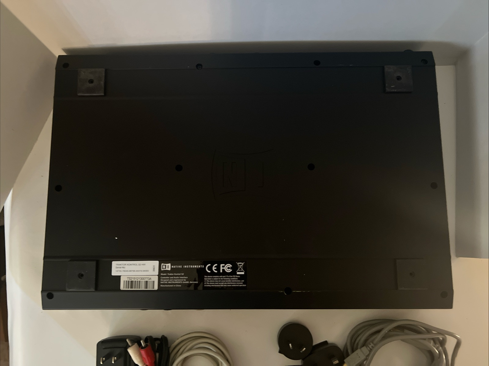 TRAKTOR KONTROL S2 - 2.1 Channel DJ System Controller Read