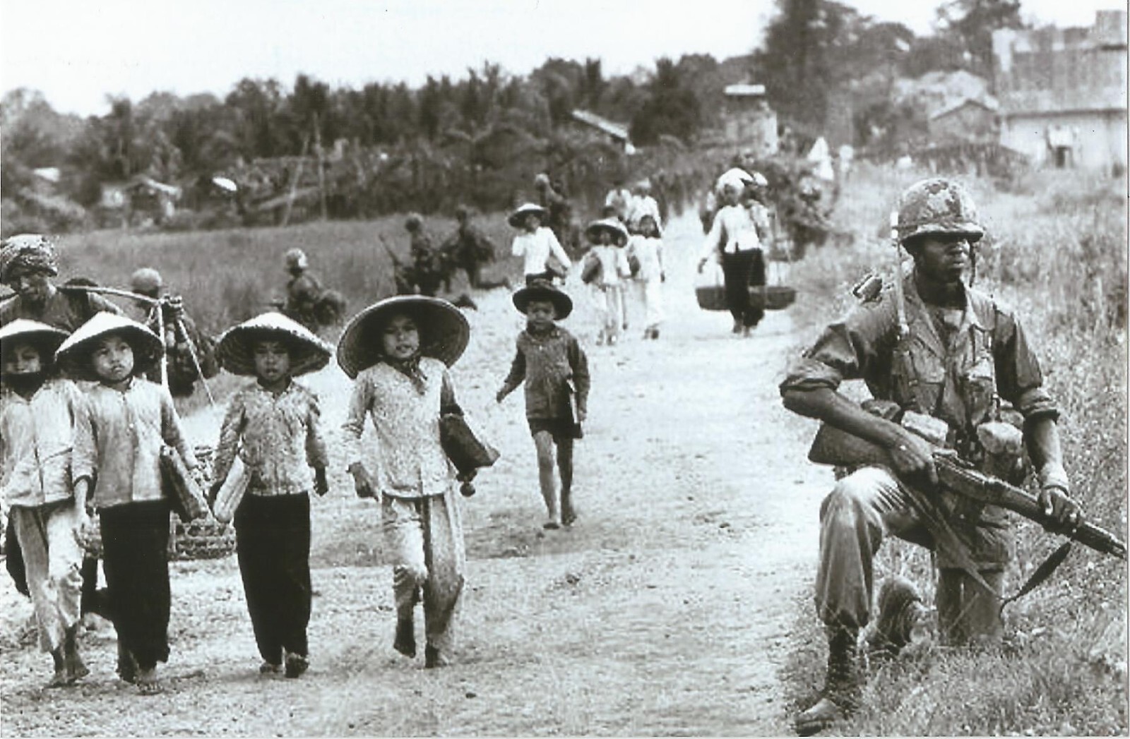 Vietnam  War  Photos --  Soldiers -- Children
