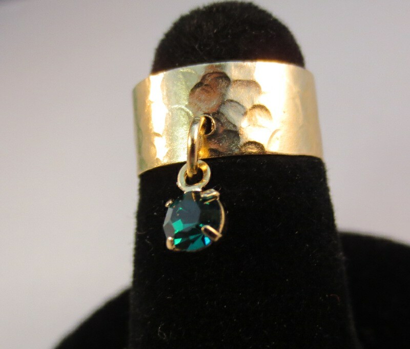 14 KT GOLD PLATED HAMMERED TOE RING WITH AN GREEN ( MAY) CRYSTAL DANGLE