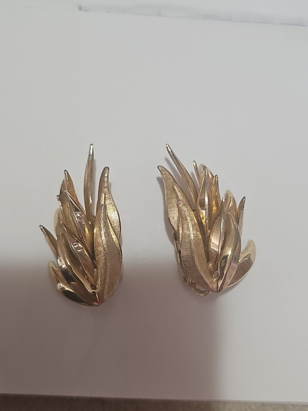 Vintage Brushed Matte And Polished Goldtone Cluster Leaf Clip On Earrings