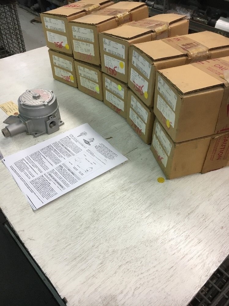 UE United Electronics J120-190 Pressure Switch 5-30 psi