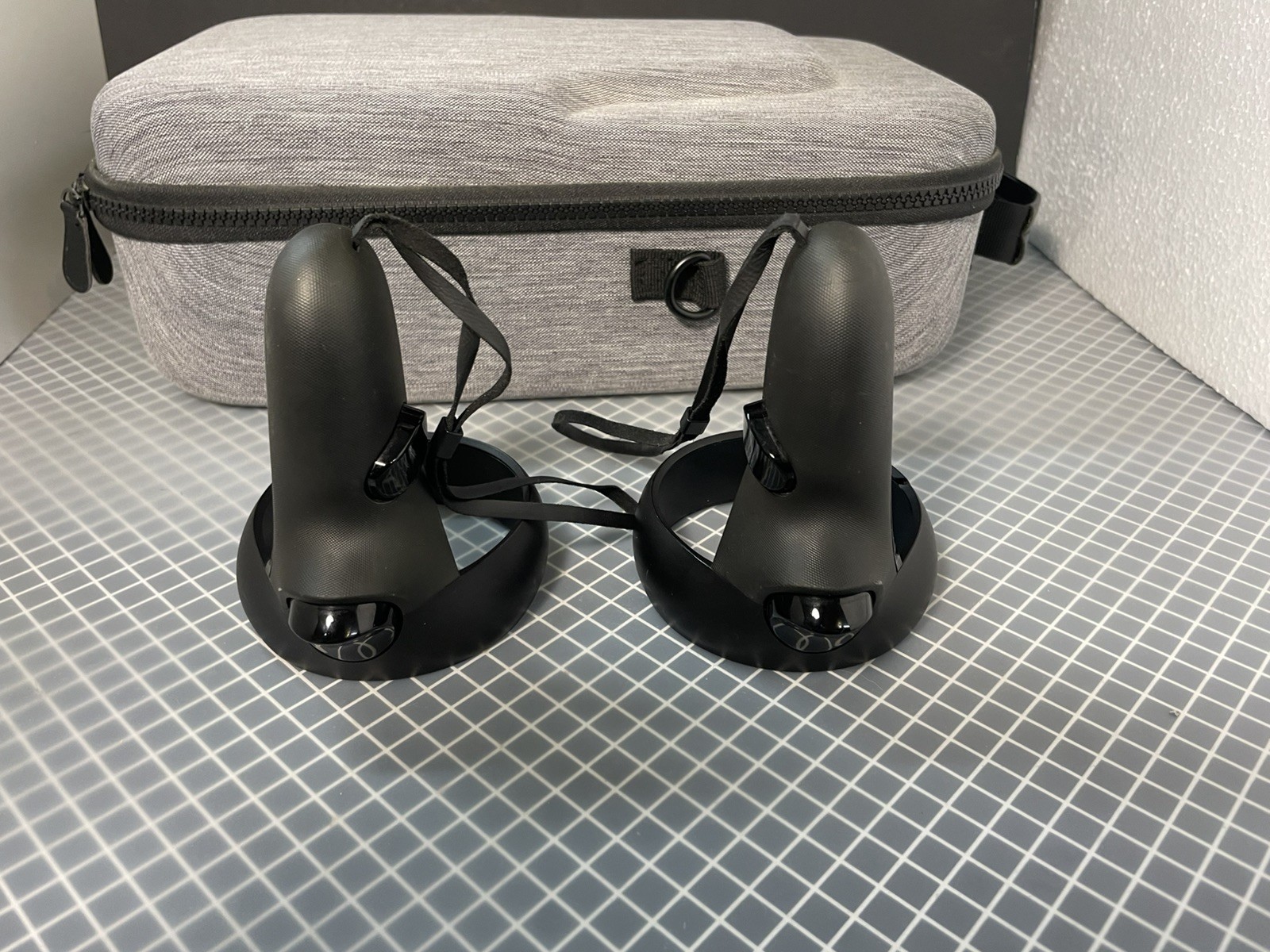 Oculus Quest 1 (64GB) - Complete Bundle w/ Carrying Case, Display Stand