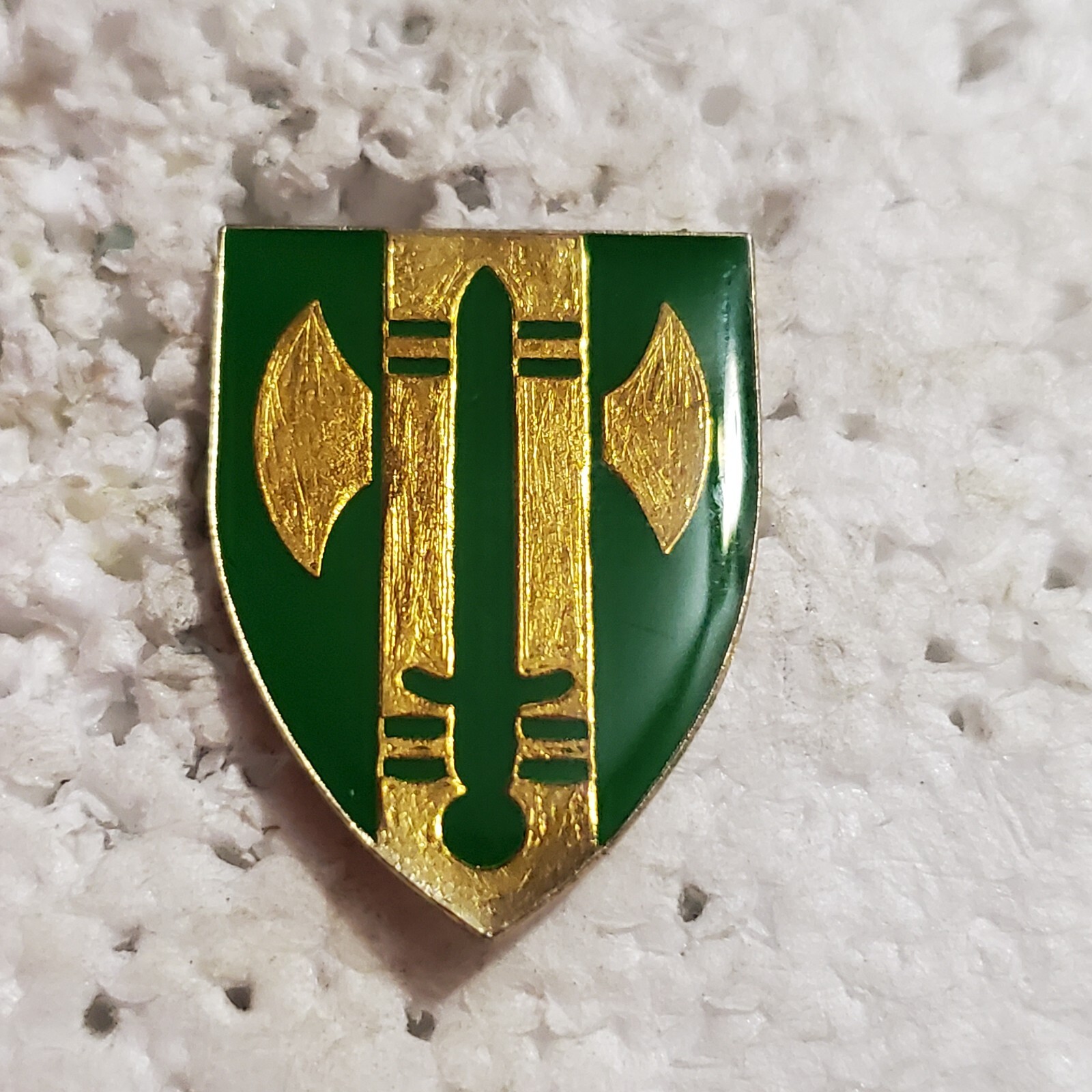 Military Police 18th Brigade Enamel Logo Hat Lapel Pin Gold Toned Yellow Green