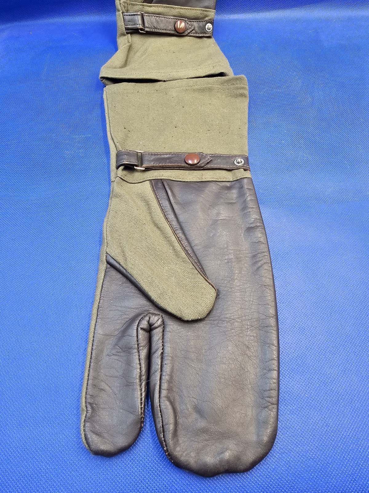 Pair of military-style trigger-finger mittens