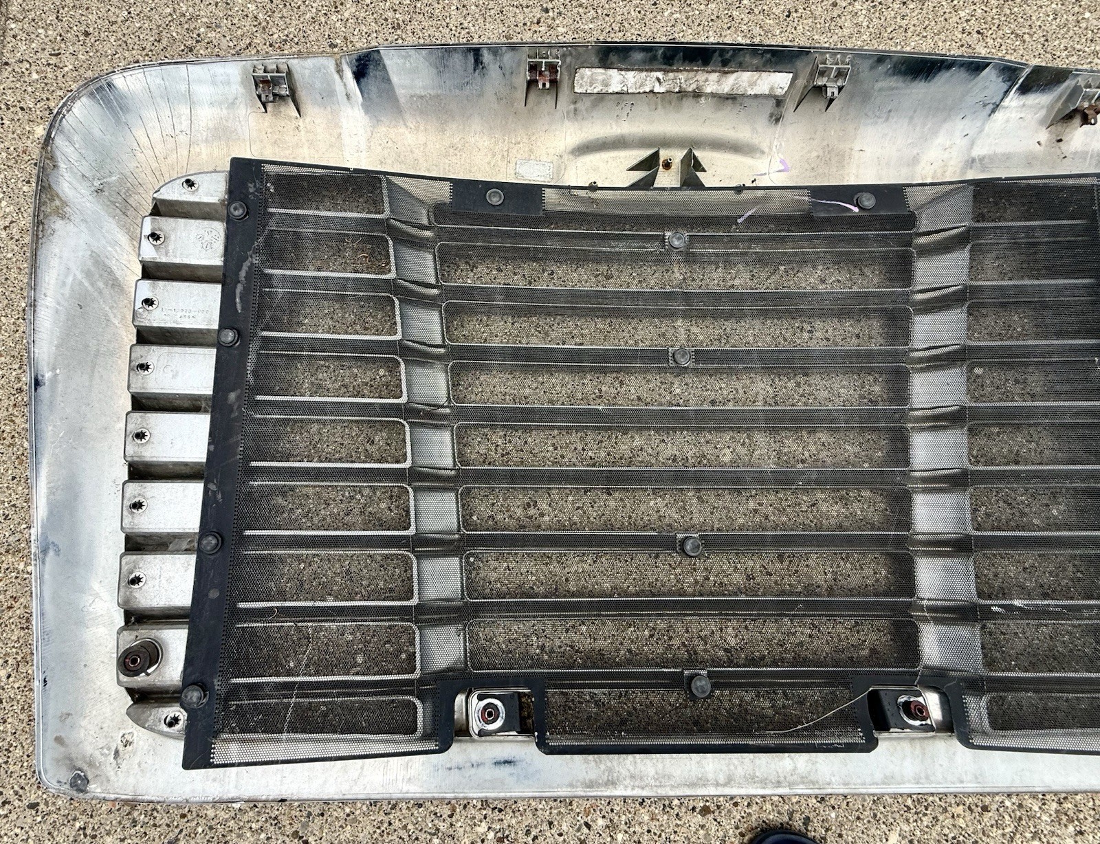 2008-2019 FreightLiner Cascadia Grille With Bug Screen Used OEM