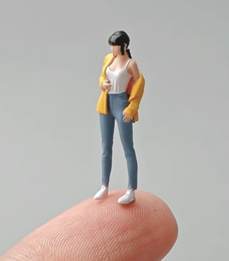 1:64 Painted Figure Mini Model Miniature Resin Diorama Sand Yellow Shirt Girl