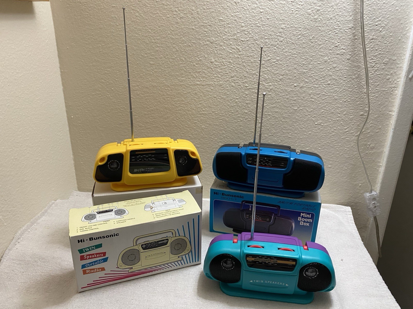 YOUR CHOICE VTG Hi-Bunsonic AM/FM Portable Working Radio Blue Or Yellow