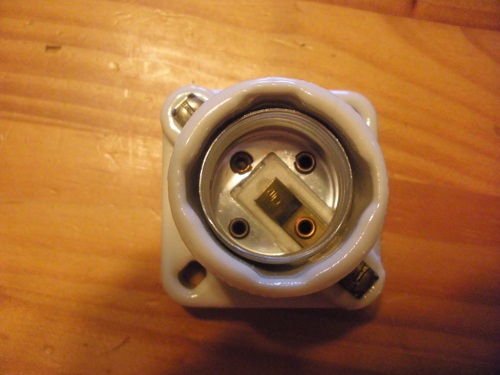 NEW - LEVITON 19062 White Medium Light Socket Base 660W 250V