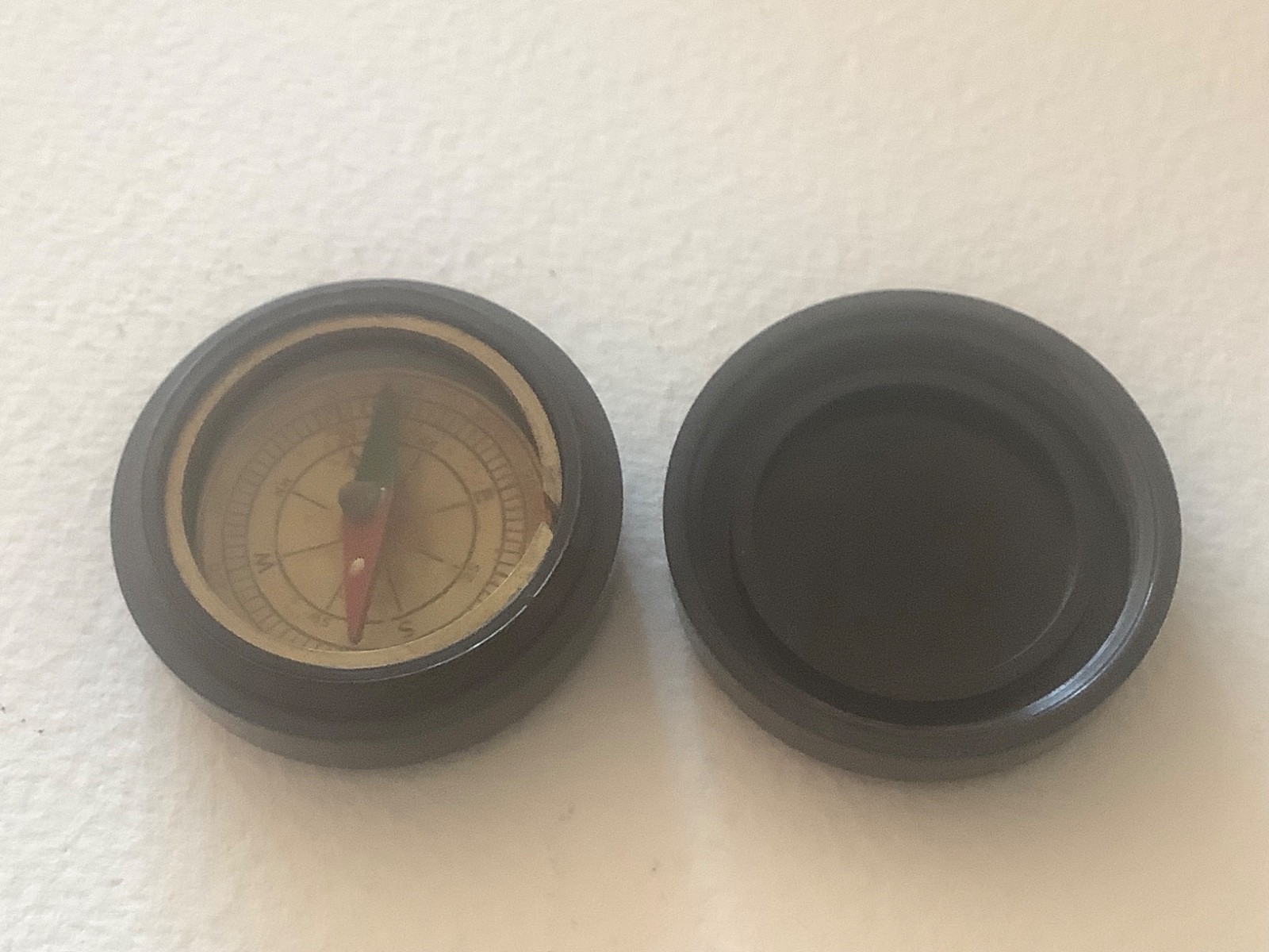 Vintage 'ESL' Bakelite Pocket Compass 2 Part Screw on Lid. Made in England
