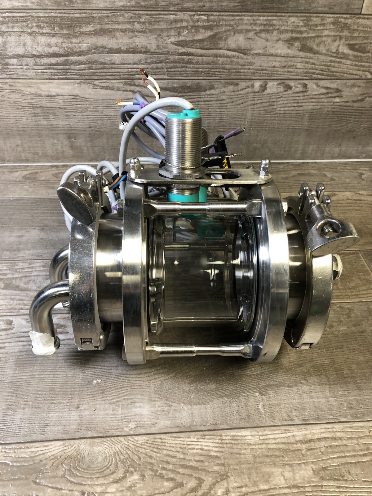 Sanitary sight flow indicator with inductive proximity sensors