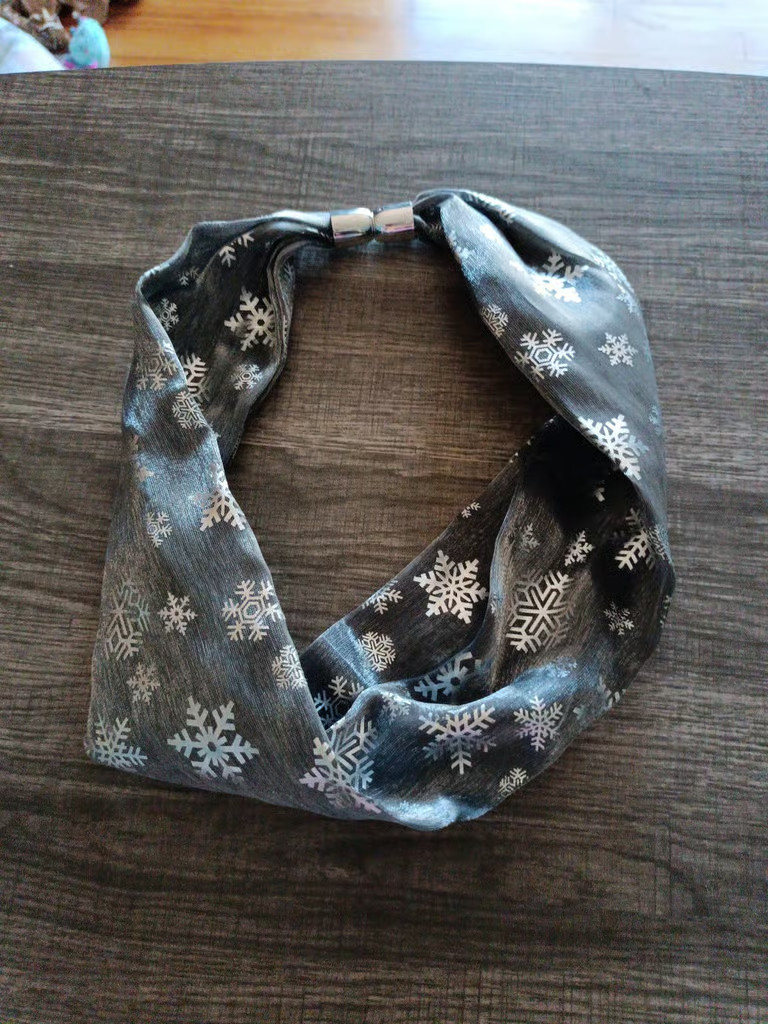 Ganz Magnetic Scarf - Dark Gray with Silver Snowflakes, NWT