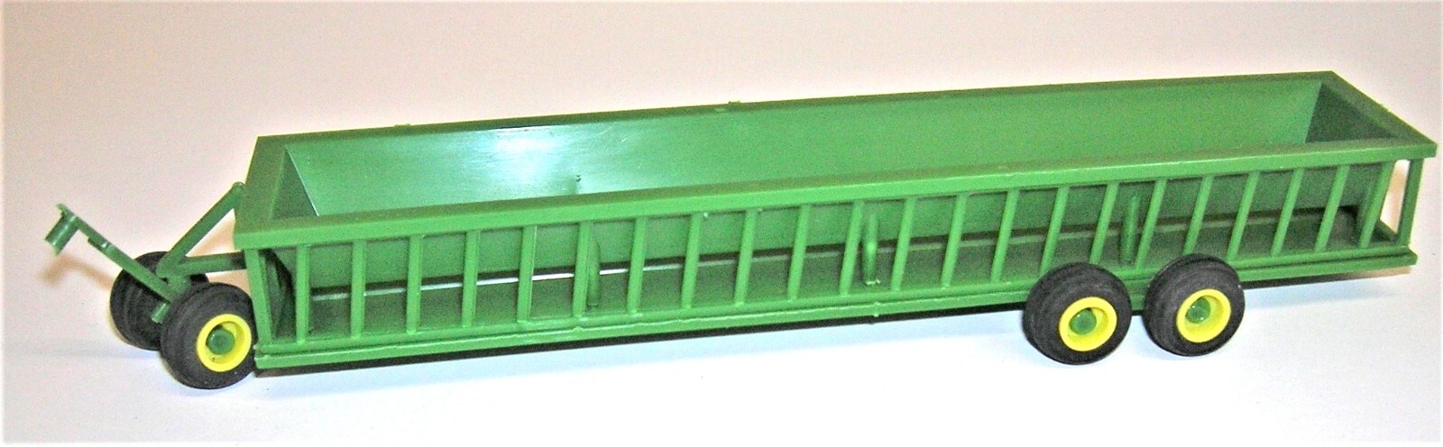 1/64 Standi Green 32' feeder wagon ST377