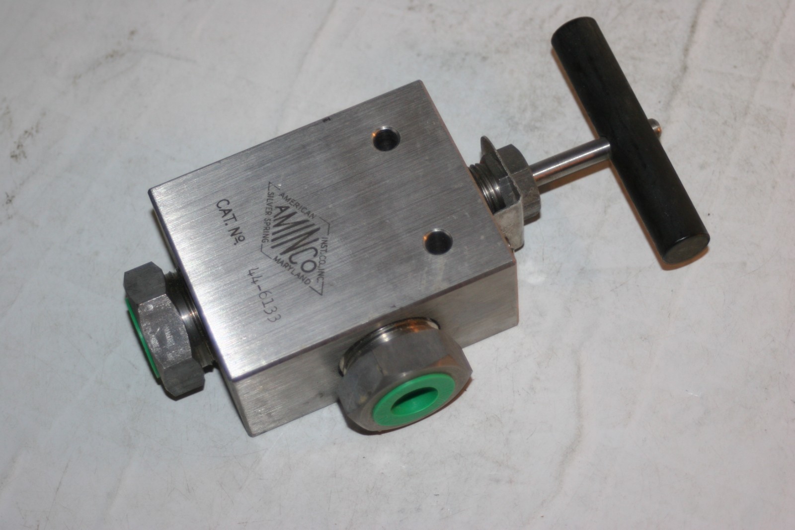 Aminco 44-6133 High Pressure SS Angle Needle Valve 60,000 Psi (.59 Tube OD)