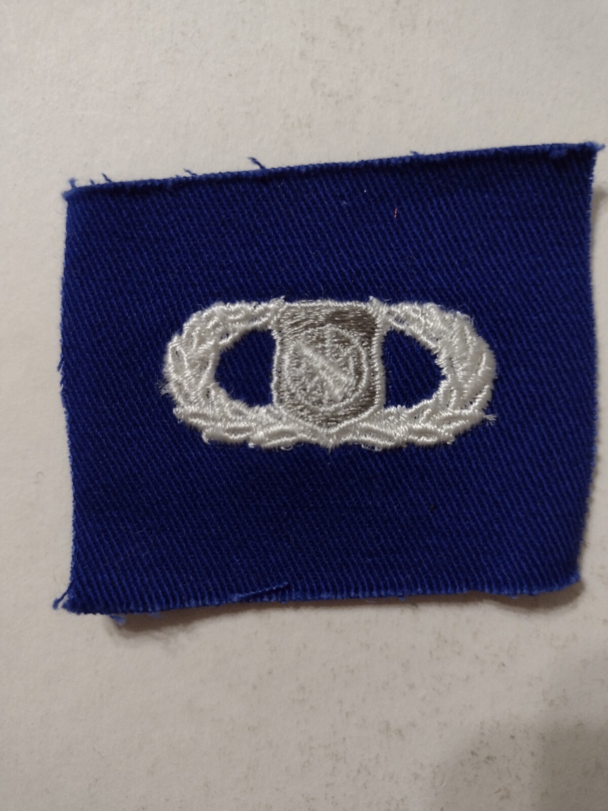 USAF WEAPONS CONTROL SEW ON BADGE - SILVER ON BLUE CLOTH VIETNAM ERA:KY21-1