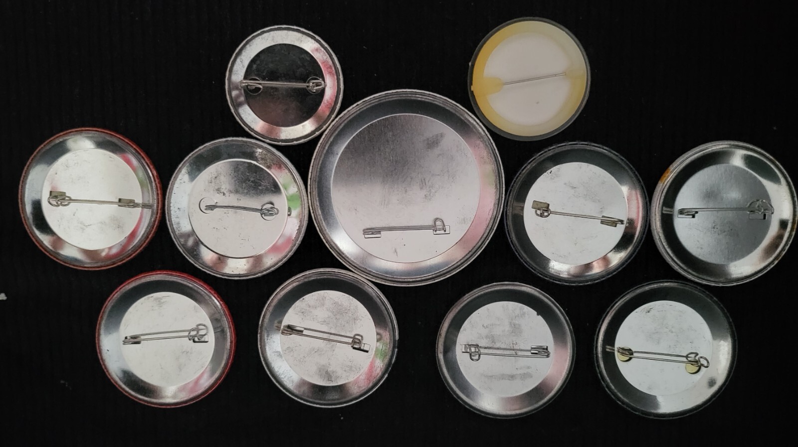 11 different buttons ➔ button / badge ➔ *from collection*