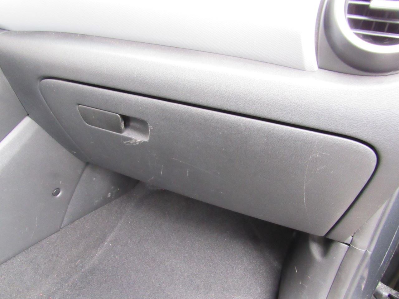 KONA      2020 Glove Box 1017919