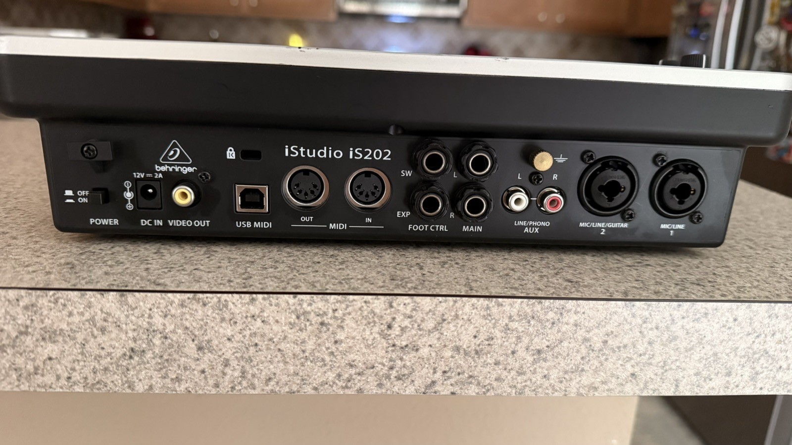 Behringer iStudio iS202 iPad Audio Interface Dock + Adapter