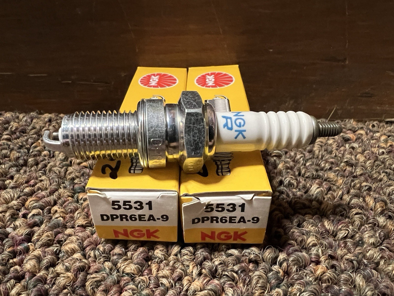 New 2 Pack Genuine NGK-R 5531 Spark Plug DPR6EA-9