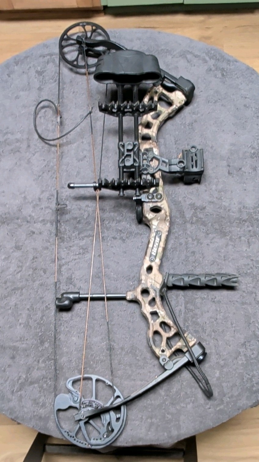 Bear Archery Rant Compound Bow Camo 70lb 29in Draw Right Hand Bow Hunting