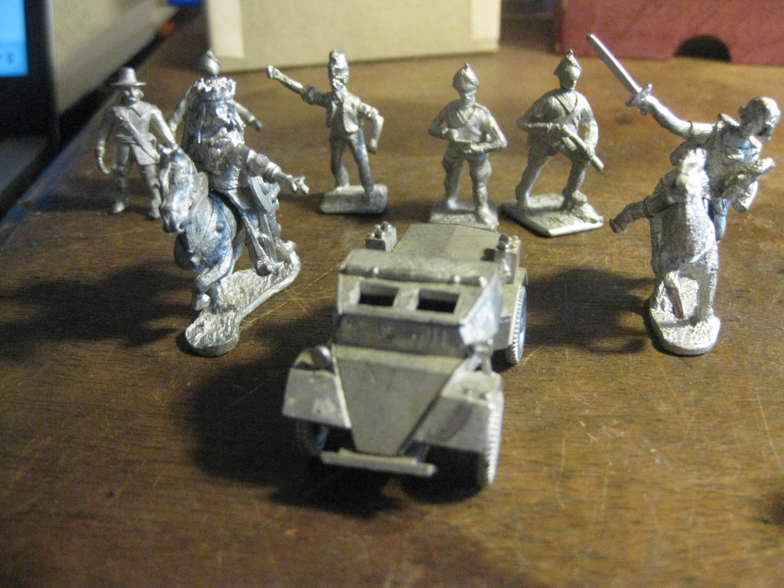 WARHAMMER   RENOWN FIGURES & VEHICLE-  10 pieces