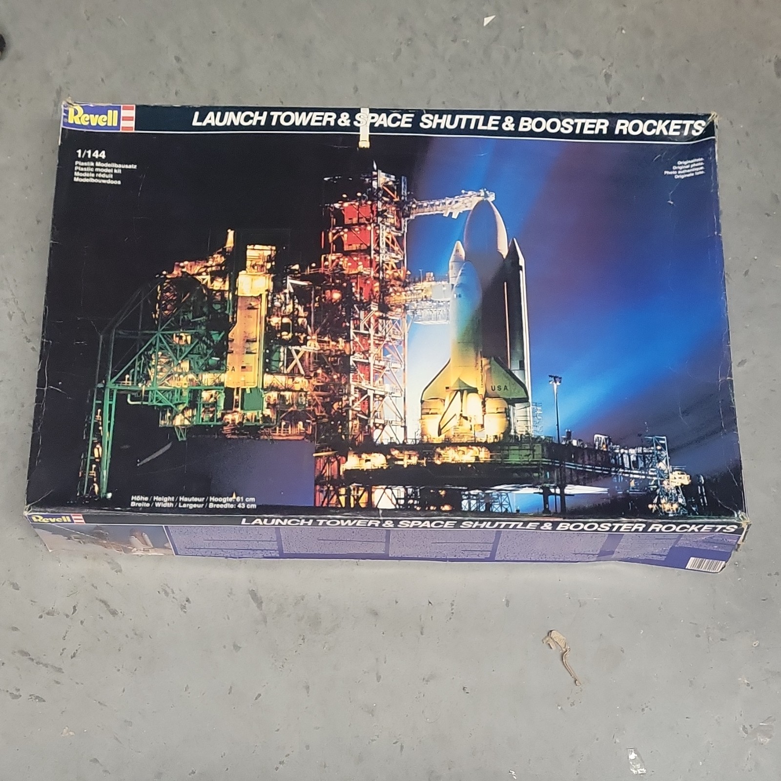 Revell NASA Launch Tower Space Shuttle & Booster Rockets 1:144 Kit 4911