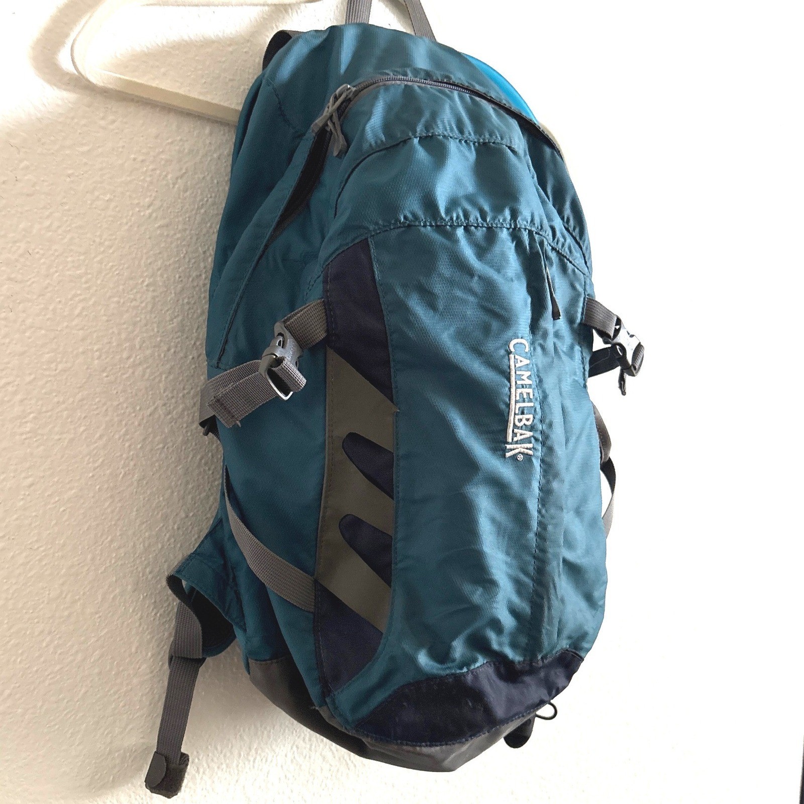 CamelBak Cloud Walker Teal Blue Hydration Backpack Hiking Daypack with Bladder