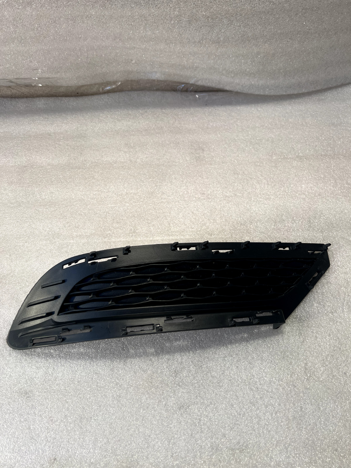 GOOD USED 2015-2021 CHRYSLER 300 RH Passenger Side Fog Lamp Cover 68235736AA