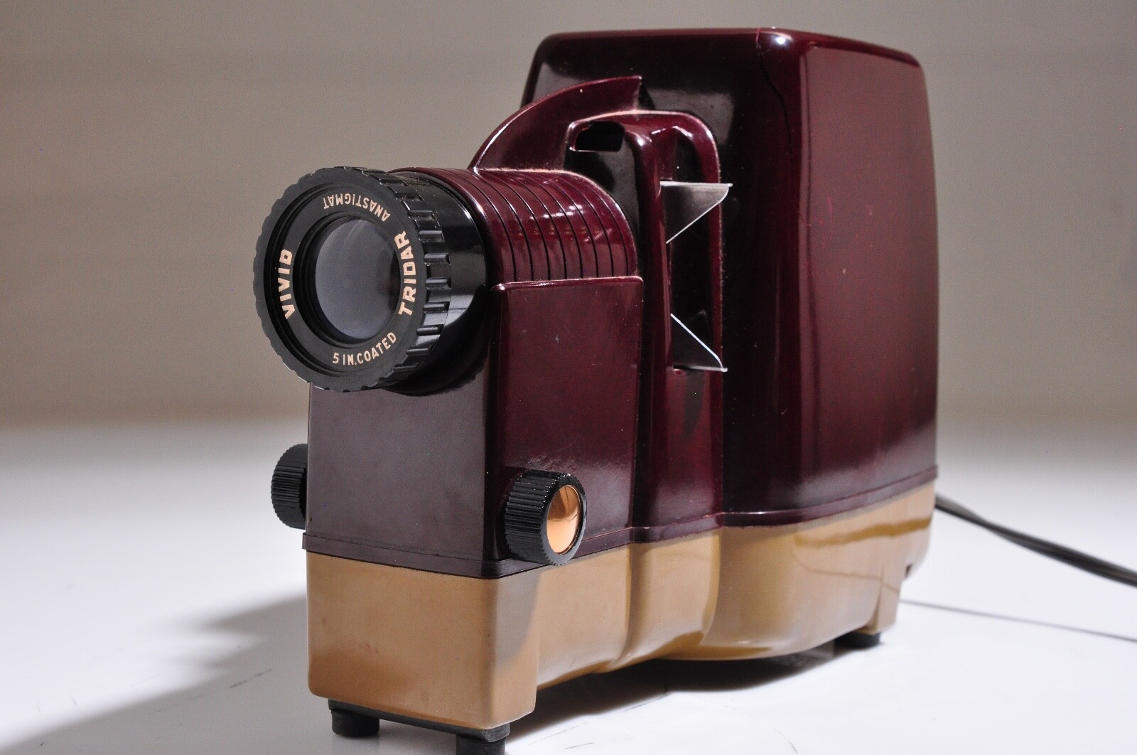 Vintage Bakelite Headliner Model 225 Slide Projector with Original Case