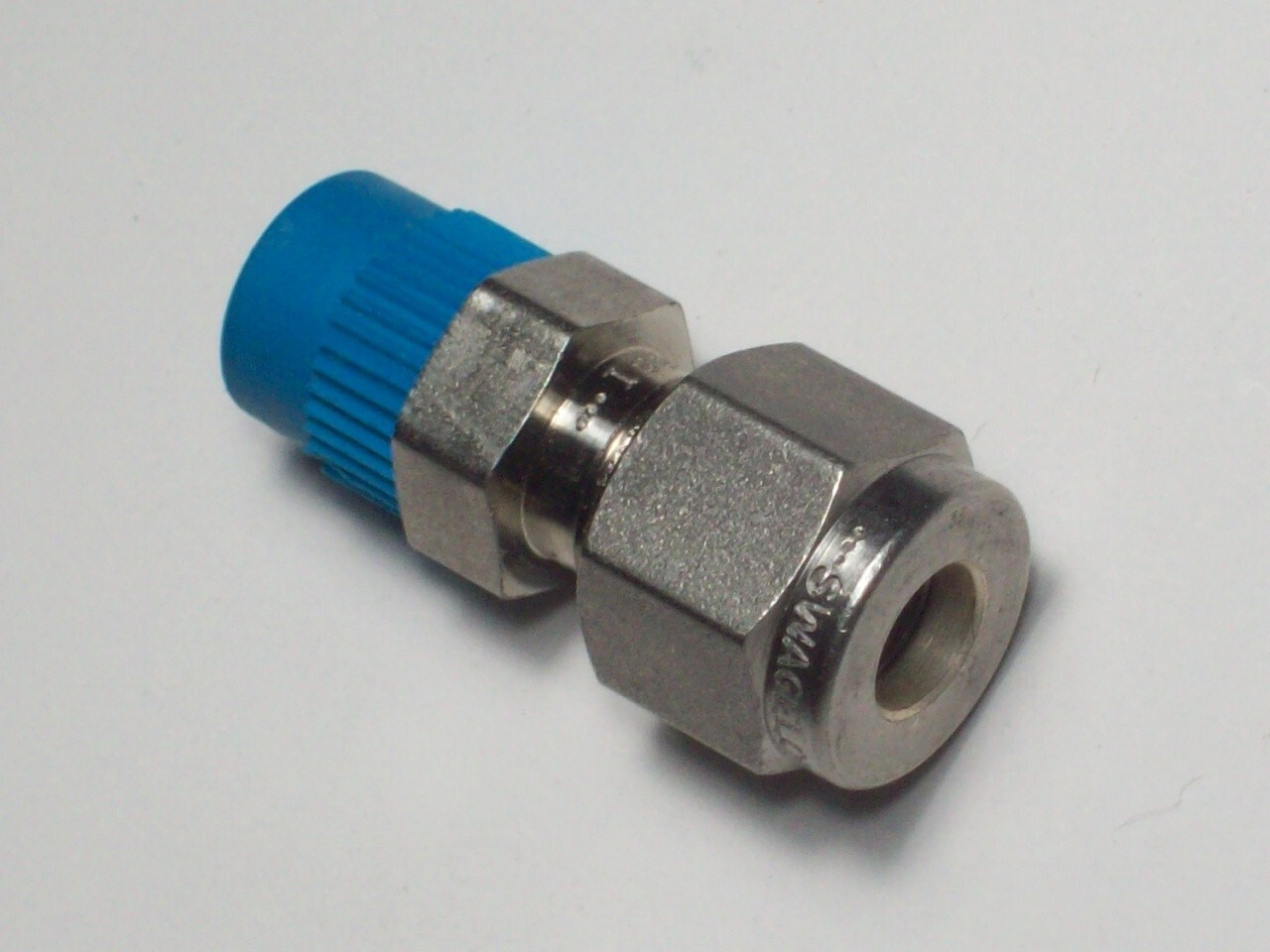 1- Swagelok Stainless Steel Connector Fitting, 1/4" Tube x 1/8" MNPT, SS-400-1-2