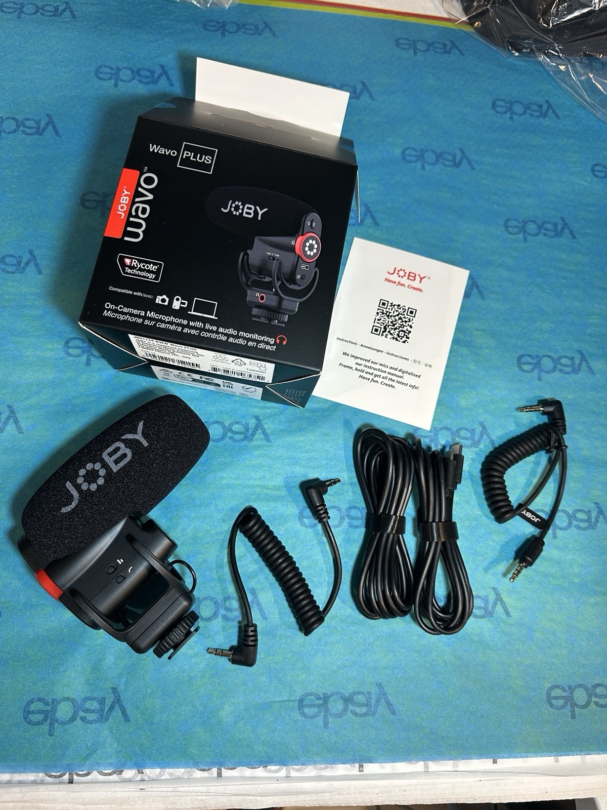 JOBY Wavo PLUS On Camera Vlogging Microphone Super Cardoid High Pass LED display