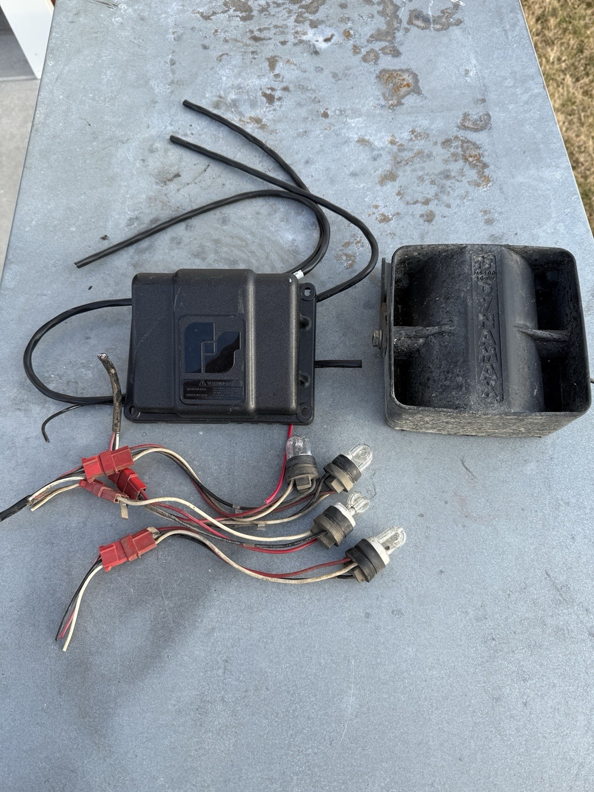 Federal Signal DYNAMAX MS100 100 Watt And Federal Signal Silver Series 4 Strobe