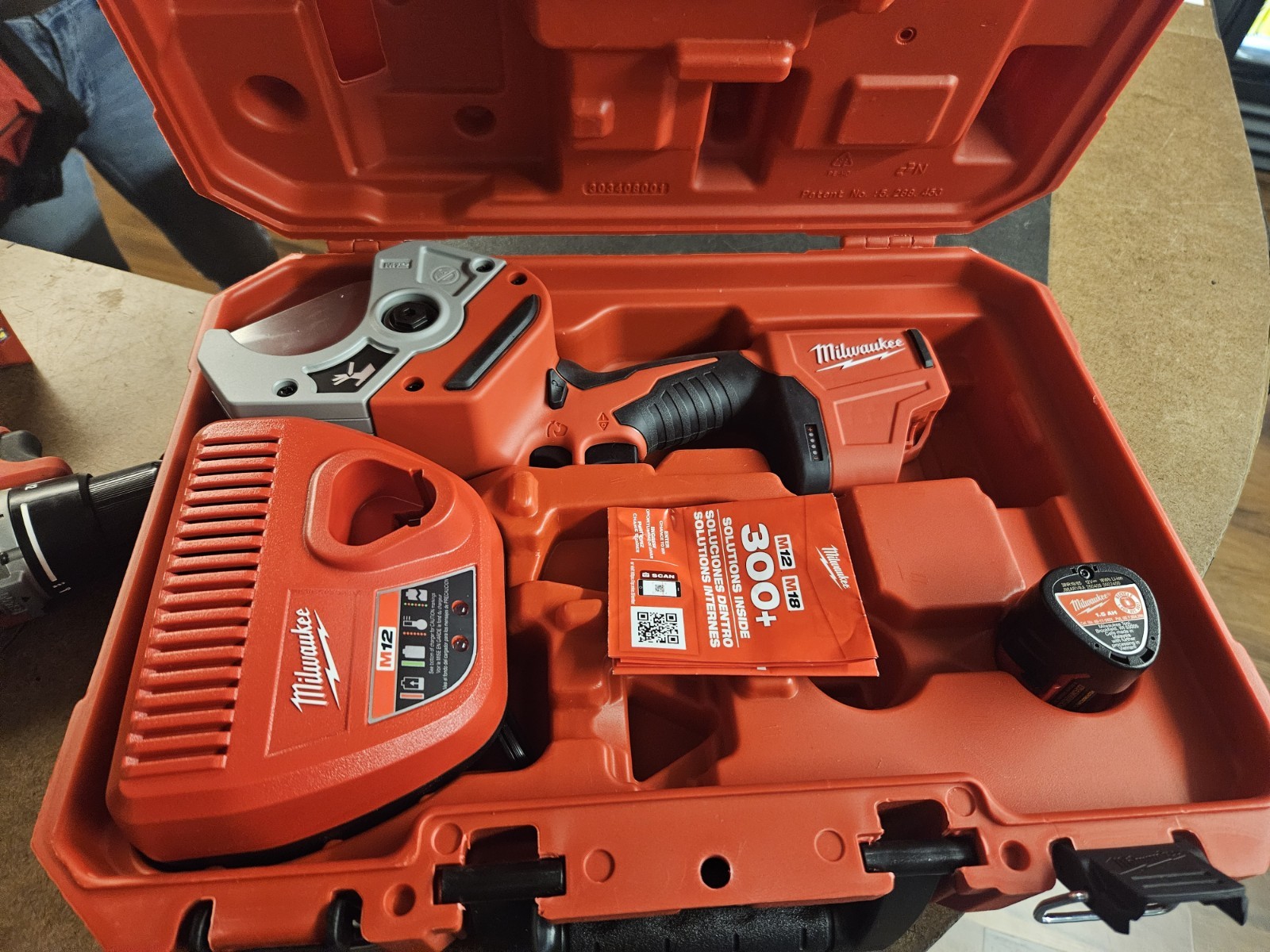 Milwaukee 2470-21 M12 Pvc Plastic Pipe Shear Kit