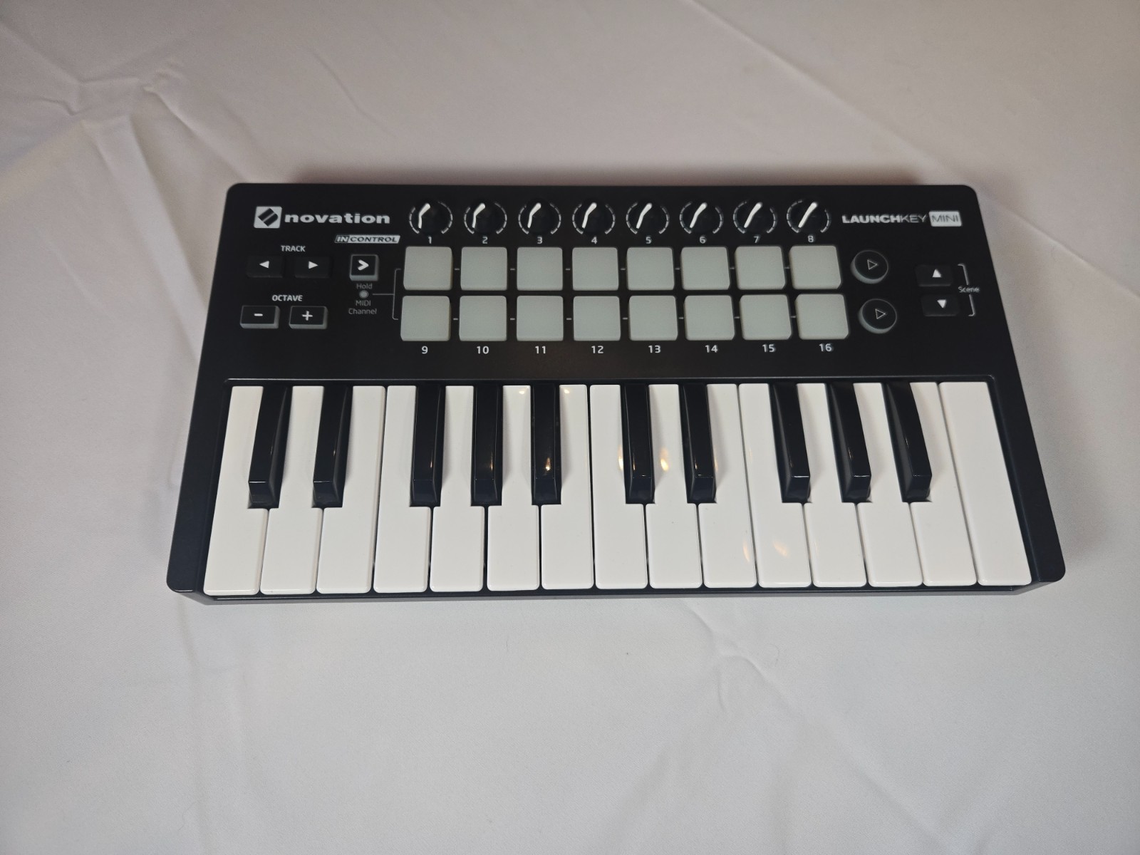 Novation Launchkey Mini MK2 MIDI Keyboard Controller w/ Box & USB Cable