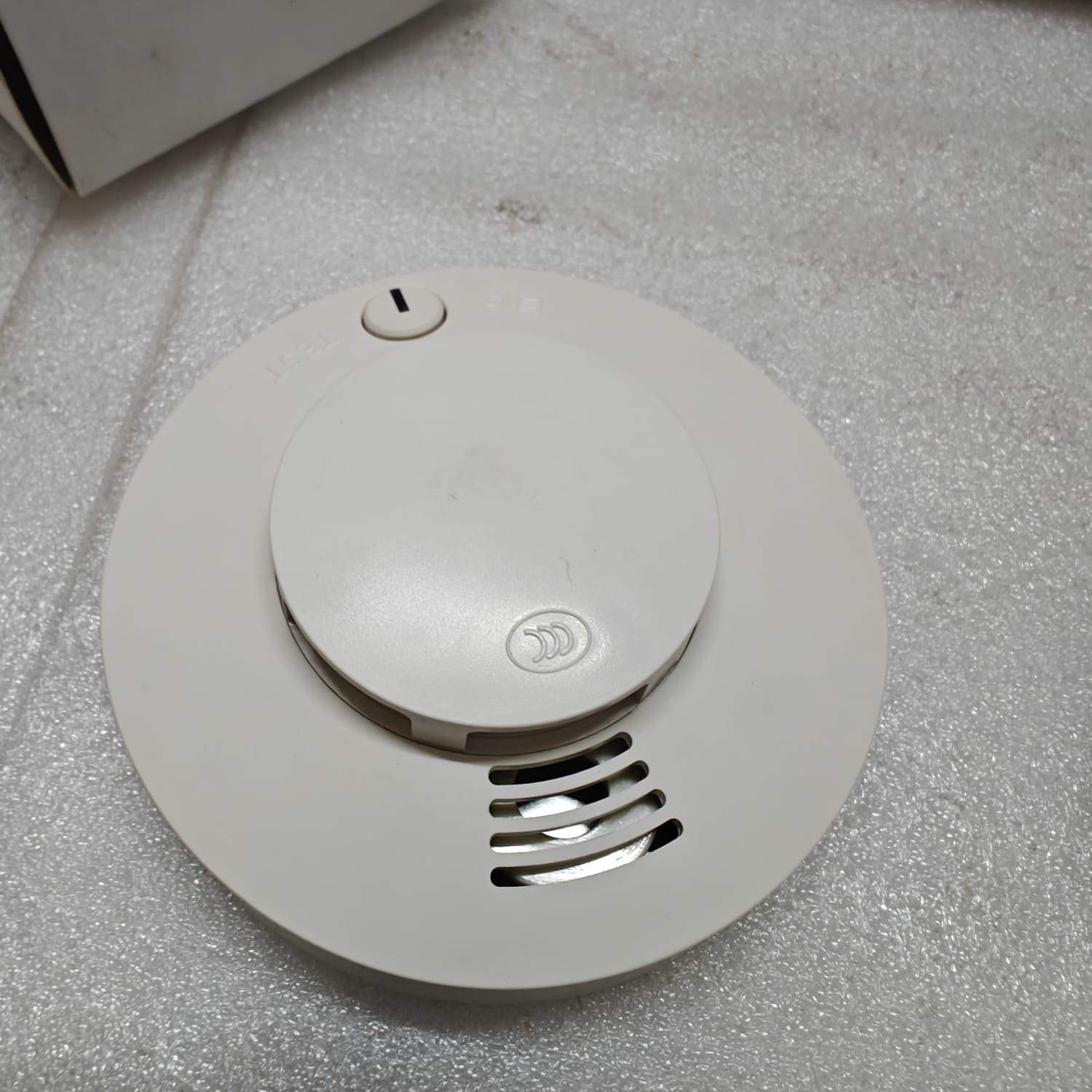 SYSTEM SENSOR BATTERY OPERATED SMOKE DETECTOR JTYJ-GD-2330/B