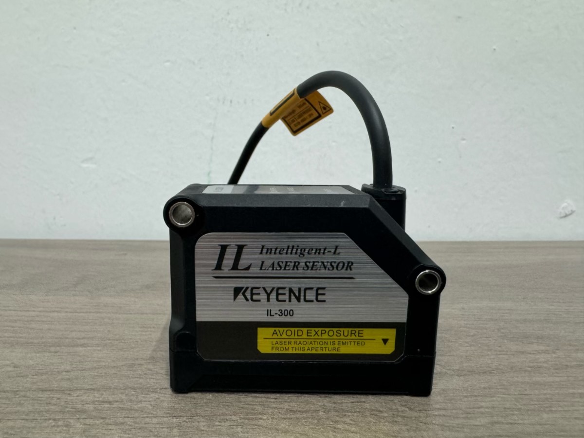 KEYENCE IL-300 Intelligent-L Laser Sensor