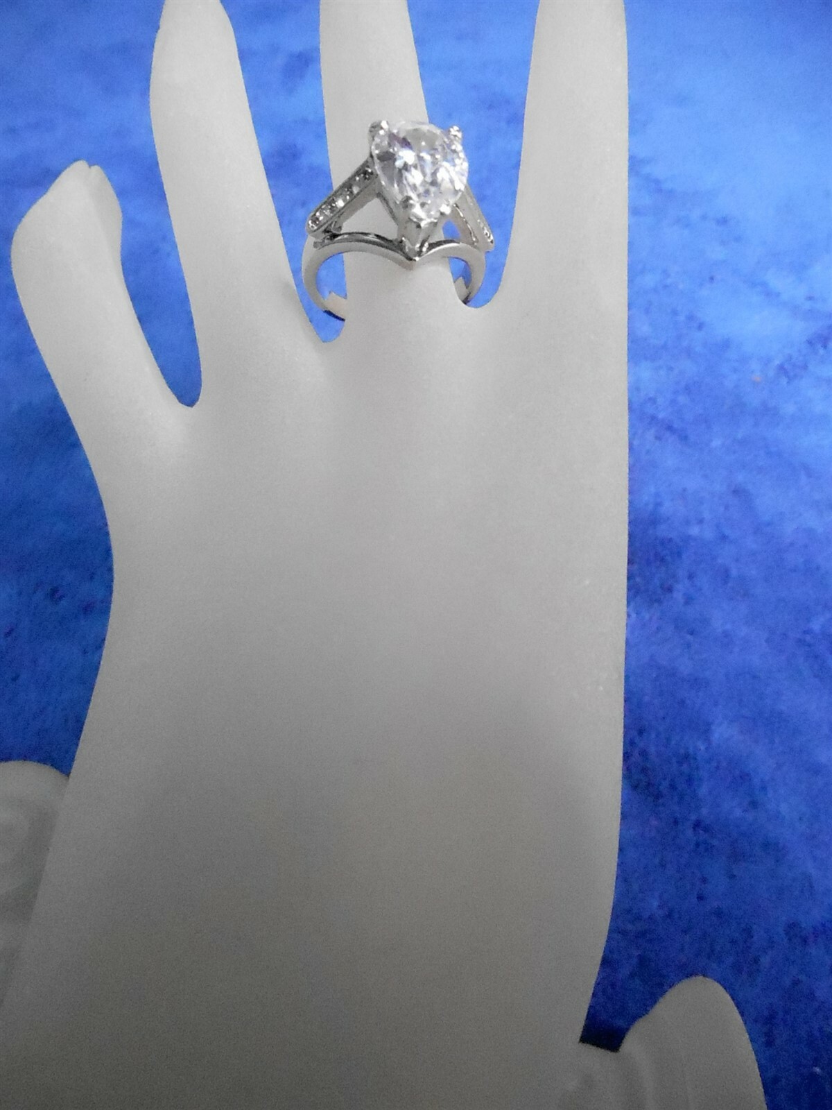 (#419) LARGE TEAR DROP CUBIC ZIRCONIA RING SIZE 9