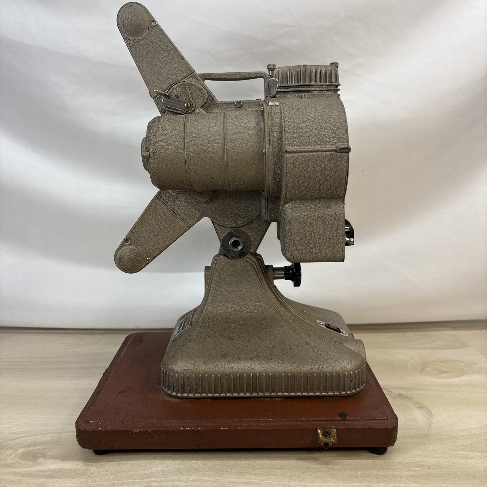 KEYSTONE REGAL K-109 8MM PROJECTOR WITH CASE, PERFECT WORKING CONDITION
