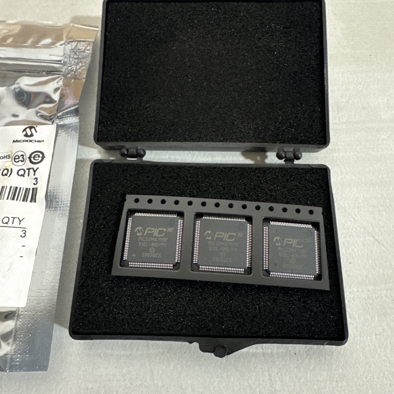 PIC32MX795F512L-80I/PF - 3 Piece 32-Bit Microchip / A11 R1