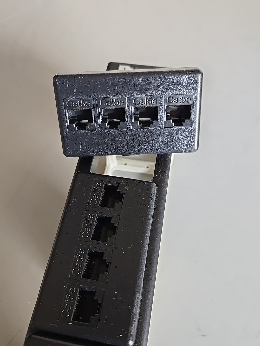 Pandui 12 Port Vertical Cat5/6 RJ45 Network Patch Panel