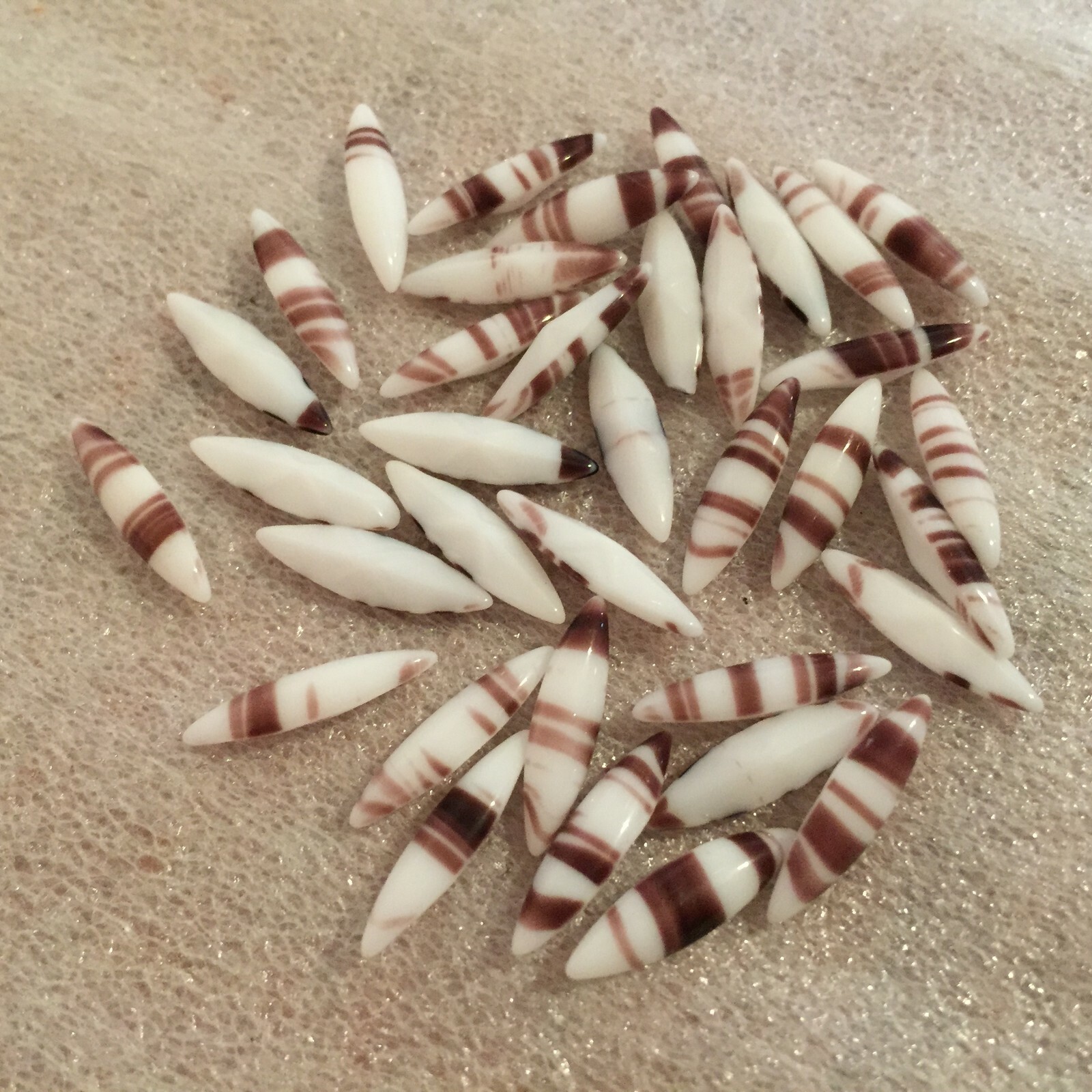 AL943 Vintage 15x4mm white/eggplant navettes, curved top, pointed back (36)