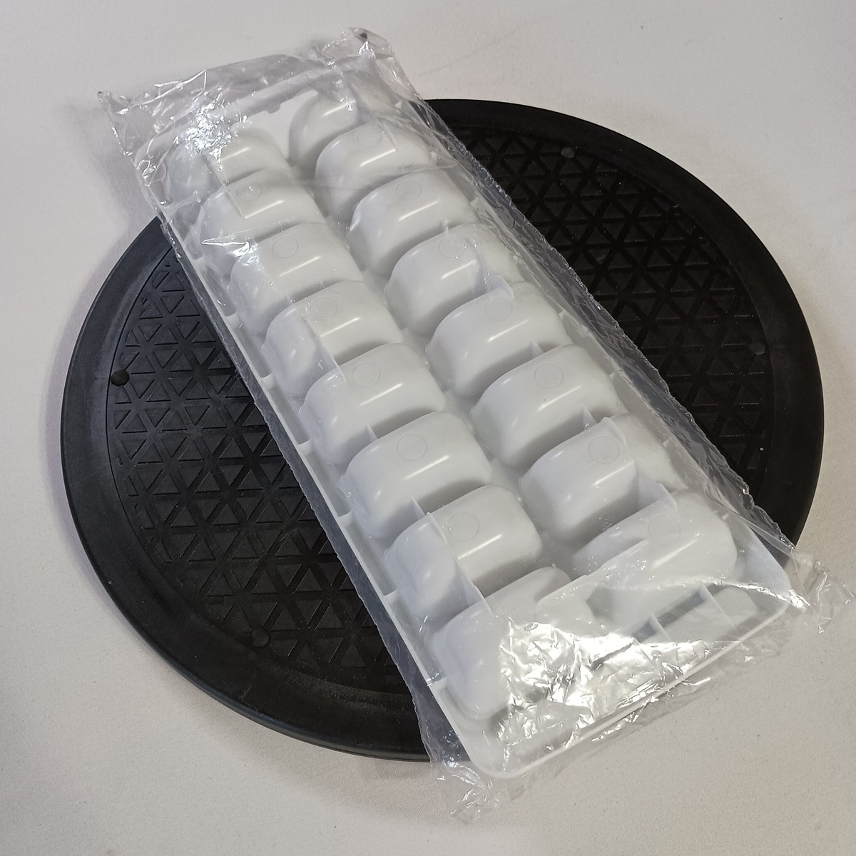 Ice Cube Tray Easy Release White Rubbermaid Model 2189190 New in Package